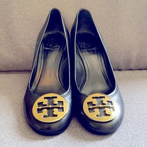 Tory Burch Black Leather Wedges with classic Bronze Logo Sz 9